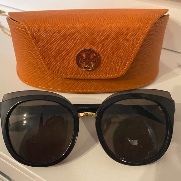 tory burch black sunglasses - Picture 2 of 3